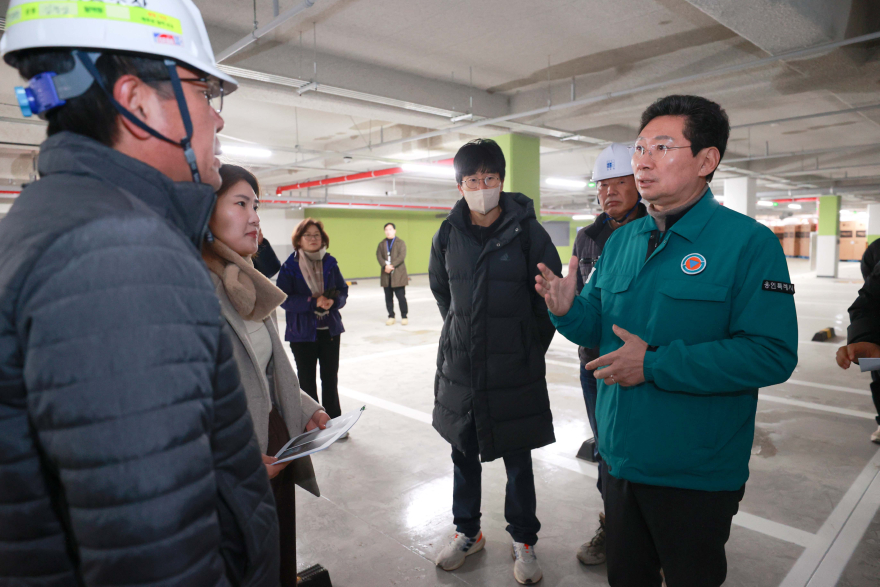 2-2. 이상일 용인특례시장이 지난해 12월 3일 양지면 경남아너스빌 디센트 건설현장을 찾아 현장소장에게 철저한 하자.JPG