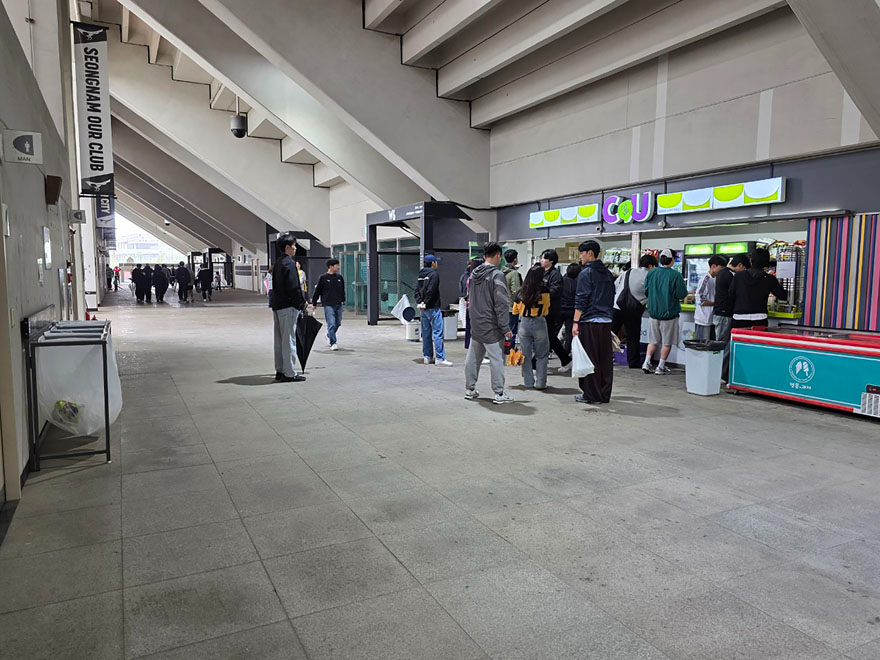 자원순환과-성남시는 오는 5월 24일 성남FC와 부산아이파크 경기부터 탄천종합운동장 내 4곳 매점과 4개 푸드트럭에 다회용기를 도입한다(자료 사진)880.jpg