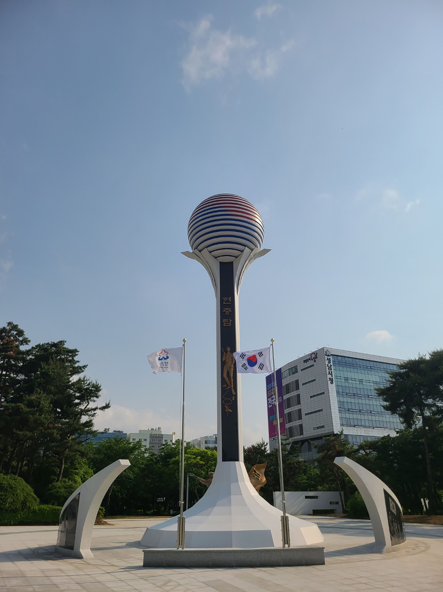 복지정책과-성남시 중원구 여수동 시청 공원으로 이전·건립한 현충탑(후면).jpg