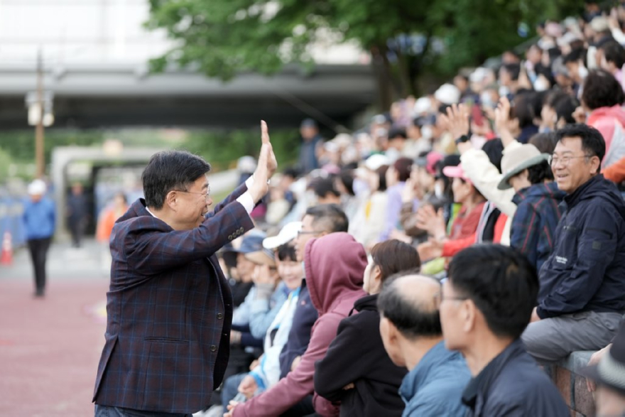 4. 신상진 성남시장이 제39회 성남문화예술제 개막축하공연에 참석해 시민들과 반갑게 인사하고 있다.jpg