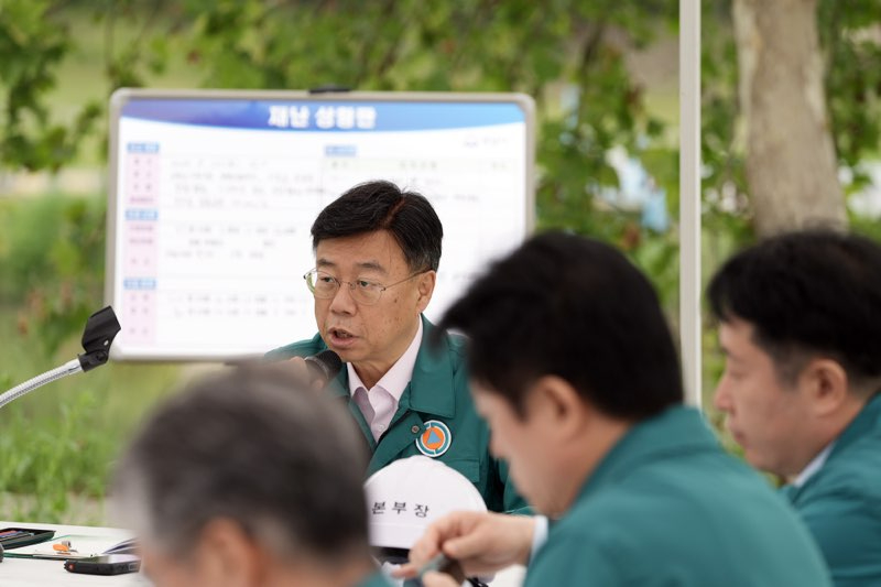 1. 신상진 성남시장이 2025년 재난대응 안전한국훈련 현장에서 훈련상황을 지휘를 하고 있다.jpg
