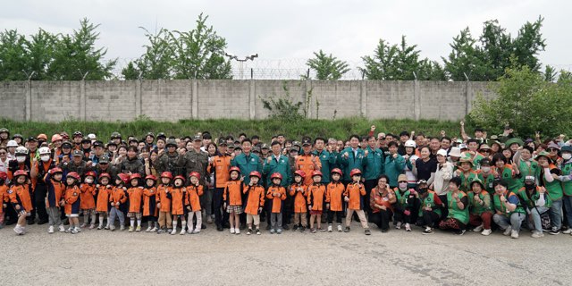 3. 2025년 재난대응 안전한국훈련 현장에서 훈련이 종료되고 참여자들이 기념촬영을 하고 있다.jpg