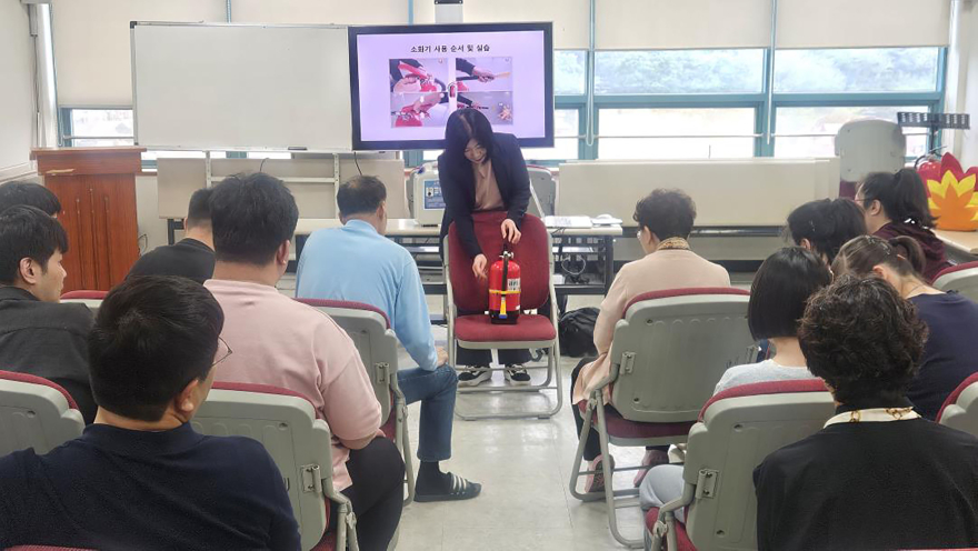 재난안전관-성남시는 5월 21일 성남산업단지관리공단 내 입주업체 직원을 대상으로 화재 안전교육을 실시하고 있다(1).jpg
