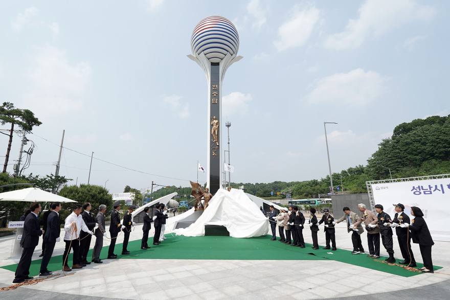복지정책과-27일 열린 제막식에서 여수동 시청 공원으로 이전·건립된 현충탑이 모습을 드러내고 있다. .jpg