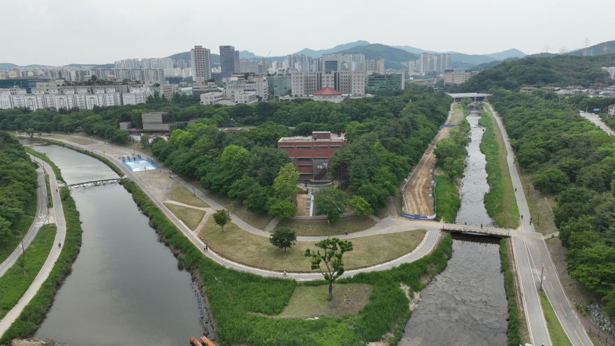 문화관광과-탄천과 동막천 합류 지점에 있는 성남 두물길 전경.jpg