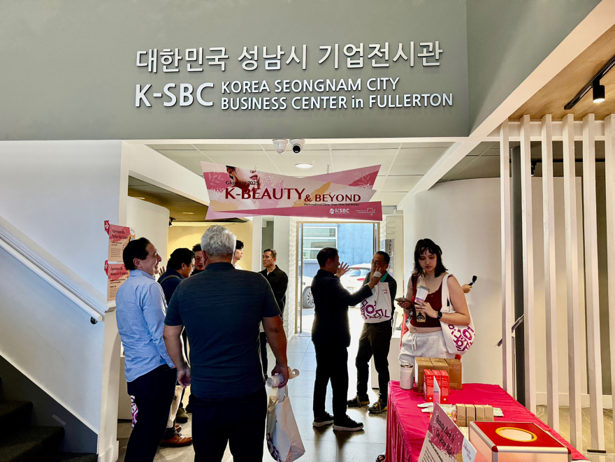 기업혁신과-지난 2월 20일 미국 오렌지카운티 풀러턴시에 위치한 ‘성남 비즈니스센터(K-SBC)’에서 K-뷰티 박람회가 열리고 있다..jpeg