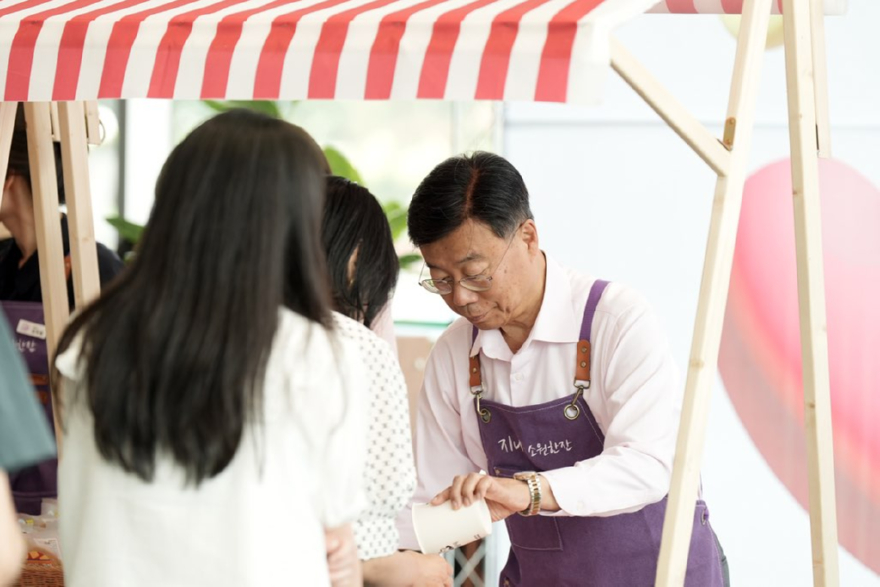 3. 신상진 성남시장이 3일 성남시청 1층 누리홀에서 열린 취임 3주년 기념 직원 응원카페 지니s 소원한잔에서 개인 텀블러를 가져온 직원에게 직접 커피를 따라주고 있다.jpg
