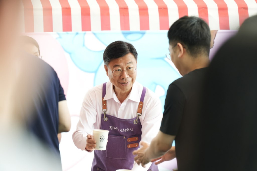 2. 신상진 성남시장이 3일 시청 1층 누리홀에서 열린 취임 3주년 기념 직원 응원카페 지니s 소원한잔에서 직원들에게 커피를 건네고 있다.jpg
