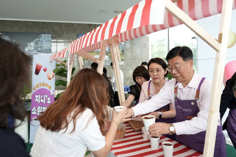 1. 신상진 성남시장이 3일 시청 1층 누리홀에서 열린 취임 3주년 기념 직원 응원카페 지니s 소원한잔에서 직원들에게 커피를 건네고 있다.jpg