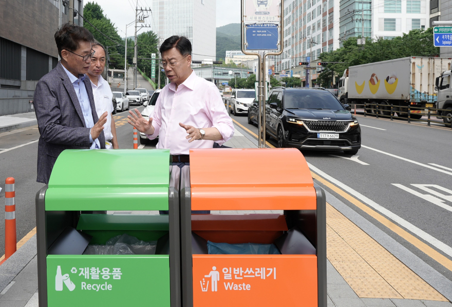 공보관-신상진 성남시장이 지난 6월 27일 거리에 설치한 쓰레기통에 대한 점검을 벌이고 있다..JPG