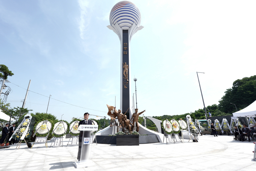 공보관-신상진 성남시장이 제70회 현충일을 맞이해 성남시청 내 부지로 새롭게 이전된 현충탑 앞에서 추념사를 낭독하고 있다..jpg