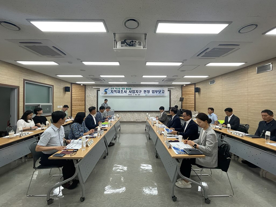 토지정보과-18일 상대원2지구 지적재조사 사업지구 현장 업무보고가 열리고 있다. .jpg