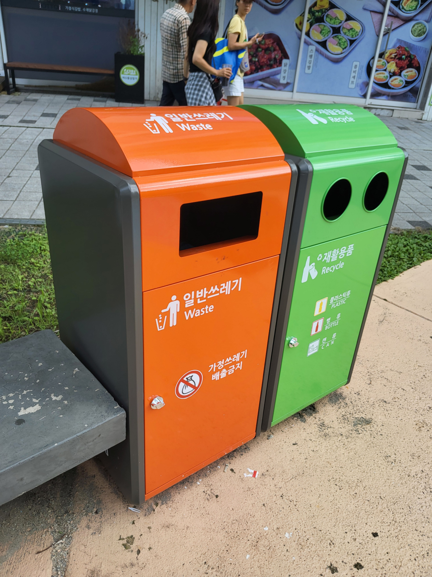 자원순환과-성남시 중원구 여수동에 설치된 가로 쓰레기통(일반쓰레기통 75ℓ+재활용품통 75ℓ 한세트).jpg