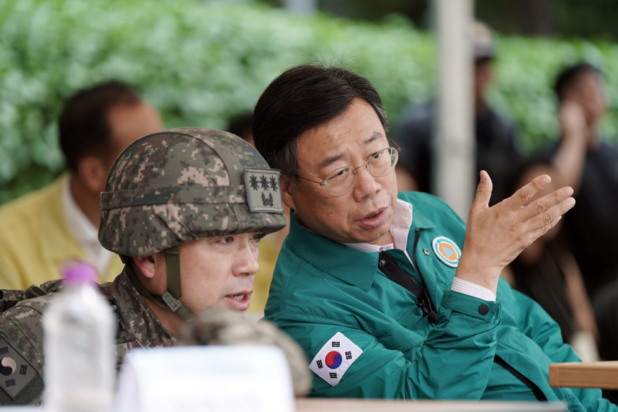 4. 신상진 성남시장이 국가중요시설 테러대비 통합대응훈련에 참석해 훈련 상황을 점검하고 있다.jpg