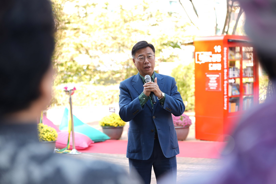 도서관지원과-28일 성남 정자공원 ‘책 읽는 광장 도서관’ 개관식에 참석한 신상진 성남시장 인사말 중.jpg