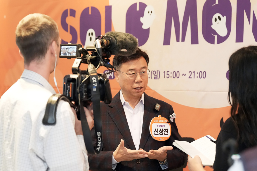 여성가족과-신상진 성남시장이 ‘솔로몬의 선택’ 행사를 취재 나온 영국 일간지 ‘더 가디언’과 인터뷰 중이다.jpg
