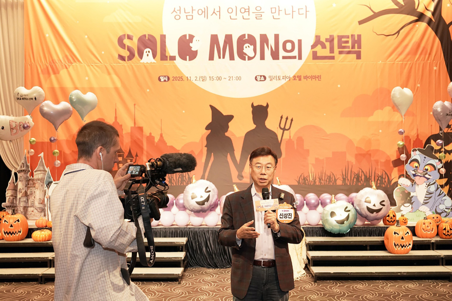 여성가족과-신상진 성남시장이 11월 2일 ‘솔로몬의 선택’ 행사를 취재 나온 영국 일간지 ‘더 가디언’과 인터뷰 중이다.jpg