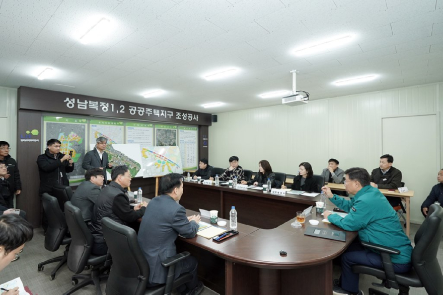 도시개발과-신상진 성남시장이 10일 복정1지구 조성사업 현장을 방문해 A1~A3블록 입주 대비 상황과 복정1지구 조성공사 전반을 점검하고 있다(1).jpg