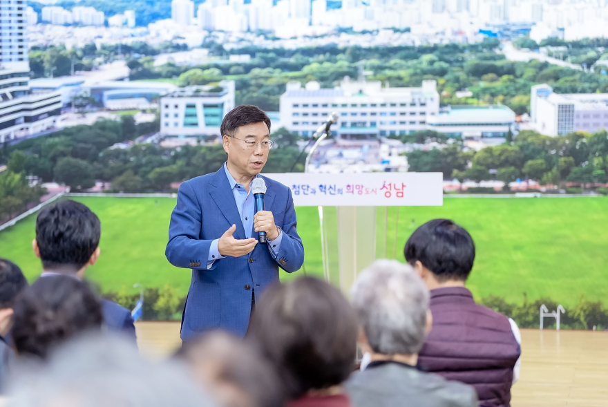 신도시정비과-신상진 성남시장이 11월 7일 분당 특별정비예정구역 권역별 주민설명회 참석해 주민들과 소통하고 있다..jpg