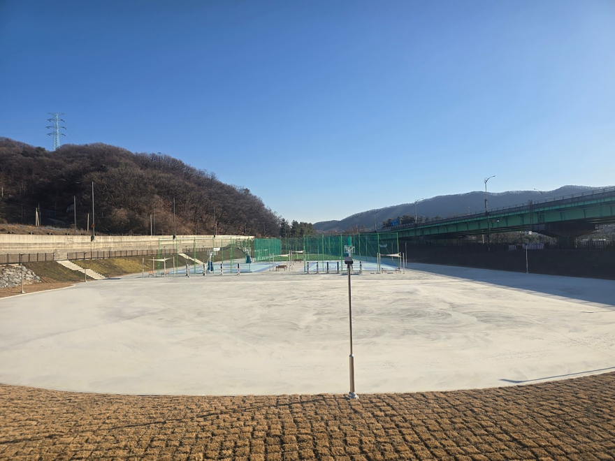 생태하천과-성남시 판교 대장저류지에 조성한 다목적광장.jpg