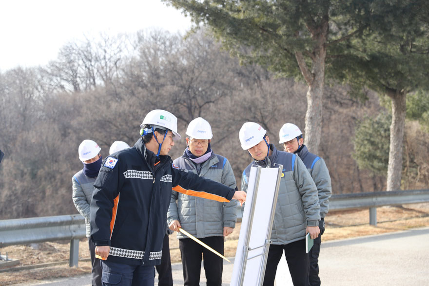 대한송유관공사 서울지사를 방문해 화재예방 현장안전지도를 실시하는 이종충 분당소방서장.jpg