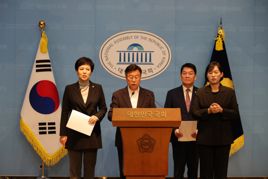 신도시정비과-신상진 성남시장이 19일 국회 소통관에서 분당 재건축 물량제한 폐지를 촉구하는 기자회견을 열고 있다3.jpg