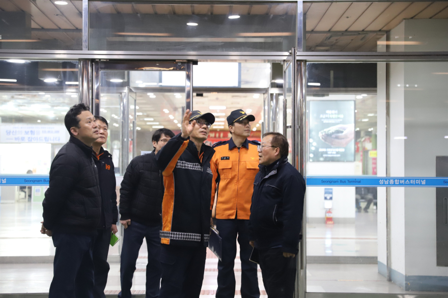 대형 복합건축물을 방문해 화재예방 현장안전컨설팅을 실시하는 이종충 분당소방서장(2).jpg