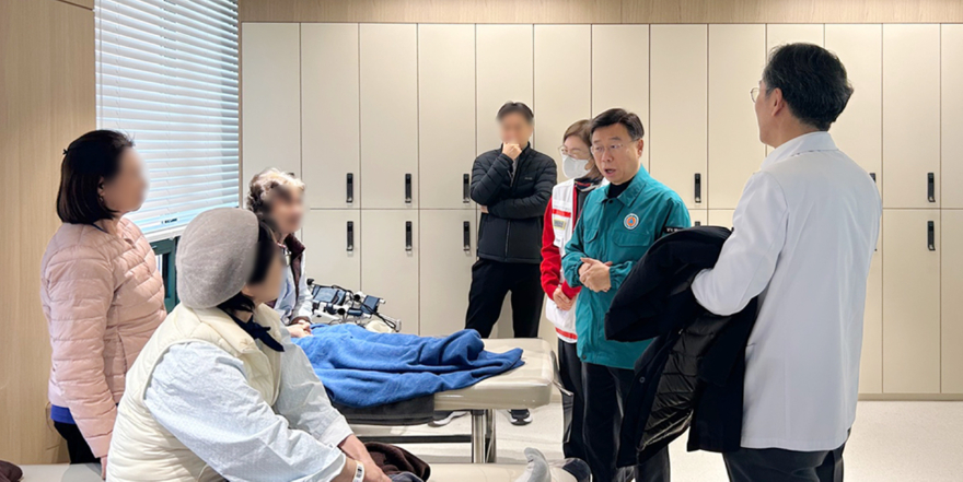 재난안전관-28일 신상진 성남시장과 분당보건소장이 백현동 상가 건물 화재로 인근 병원에 이송된 환자들을 만나 상태를 확인하고 있다...jpg
