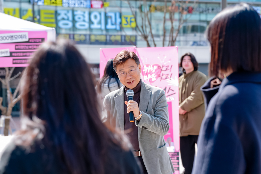 여성가족과-신상진 성남시장이 4일 판교 콘텐츠거리에서 미혼 직장인 교류 프로그램 ‘청춘 매칭 프로젝트 커넥터스(Connect-us)’ 프로그램에 대해 설명하고 있다..jpg