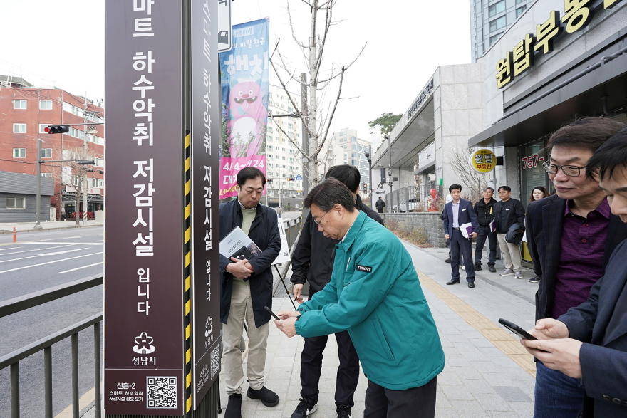 환경정책과-신상진 성남시장이 악취 농도 측정 결과를 확인하려고 신흥2동 스마트 하수 악취 저감시설에 부착된 큐알(QR)코드를 스마트폰으로 스캔 중이다.jpg