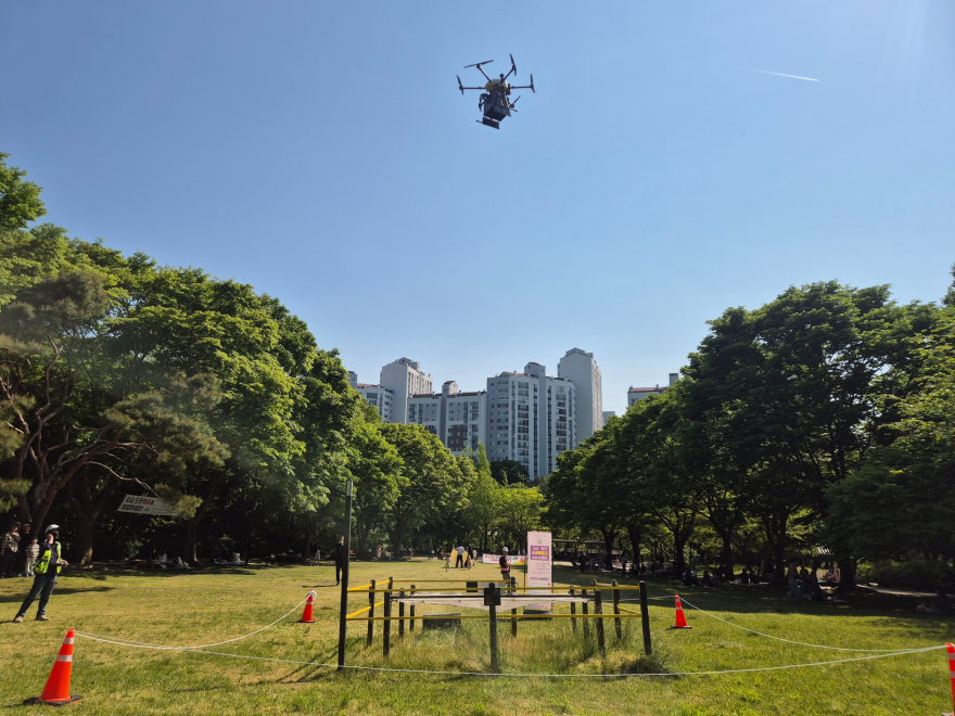 AI반도체과-중앙공원에서 드론이 물건을 배송하고 있는 모습.jpg