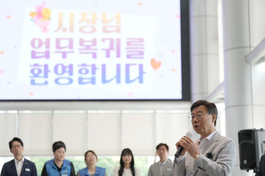 총무과-신상진 성남시장이 5일 시청 누리홀에서 본청 간부 공무원과 직원들을 만나 인사말을 하고 있다..jpg