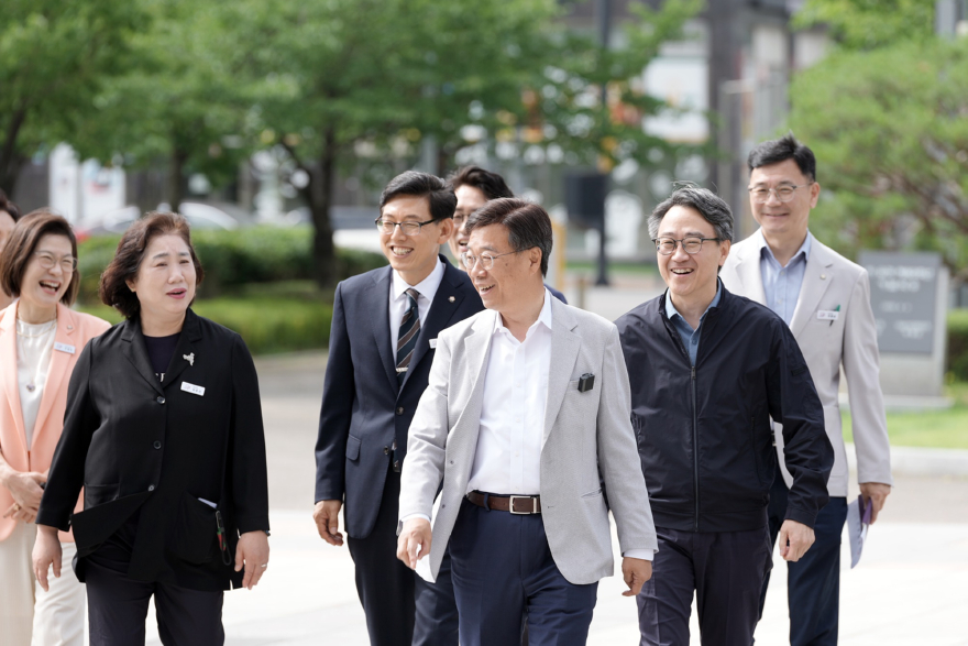 총무과-신상진 성남시장이 5일 업무 복귀 위해 성남시청으로 걸어오고 있다..jpg