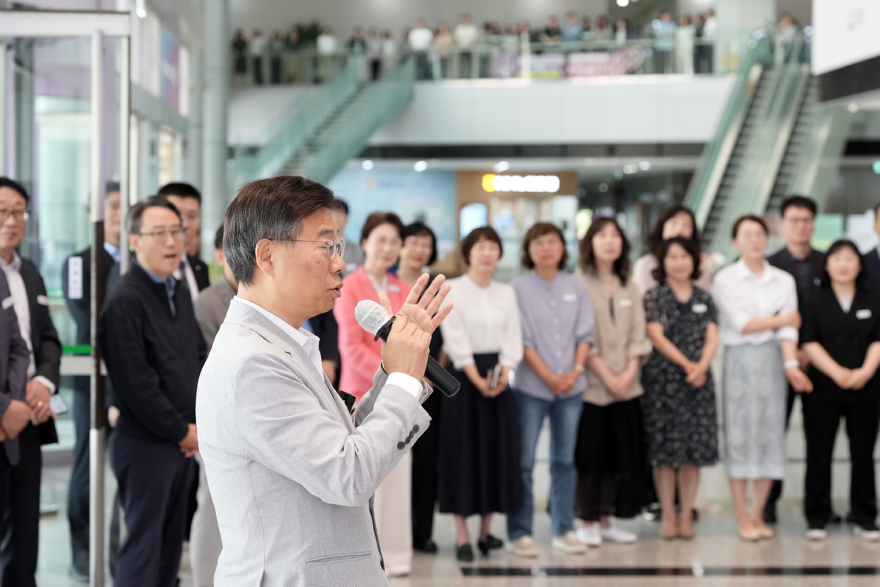 총무과-신상진 성남시장이 5일 시청 누리홀에서 본청 간부 공무원과 직원들을 만나 인사말을 하고 있다2.jpg