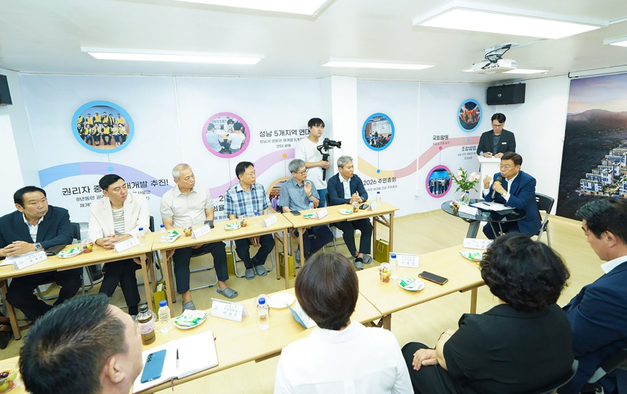 총무과-신상진 성남시장은 7월 1일 민선 9기 취임 첫 일정으로 수정·중원 재개발사업 현장을 찾아 주민들과 소통했다1.jpg